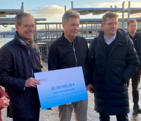 Bild: Richard Grube (Nordic Hamburg Gruppe), Bundeswirtschaftsminister Robert Habeck und Christian Hoepfner (Wessels Marine)