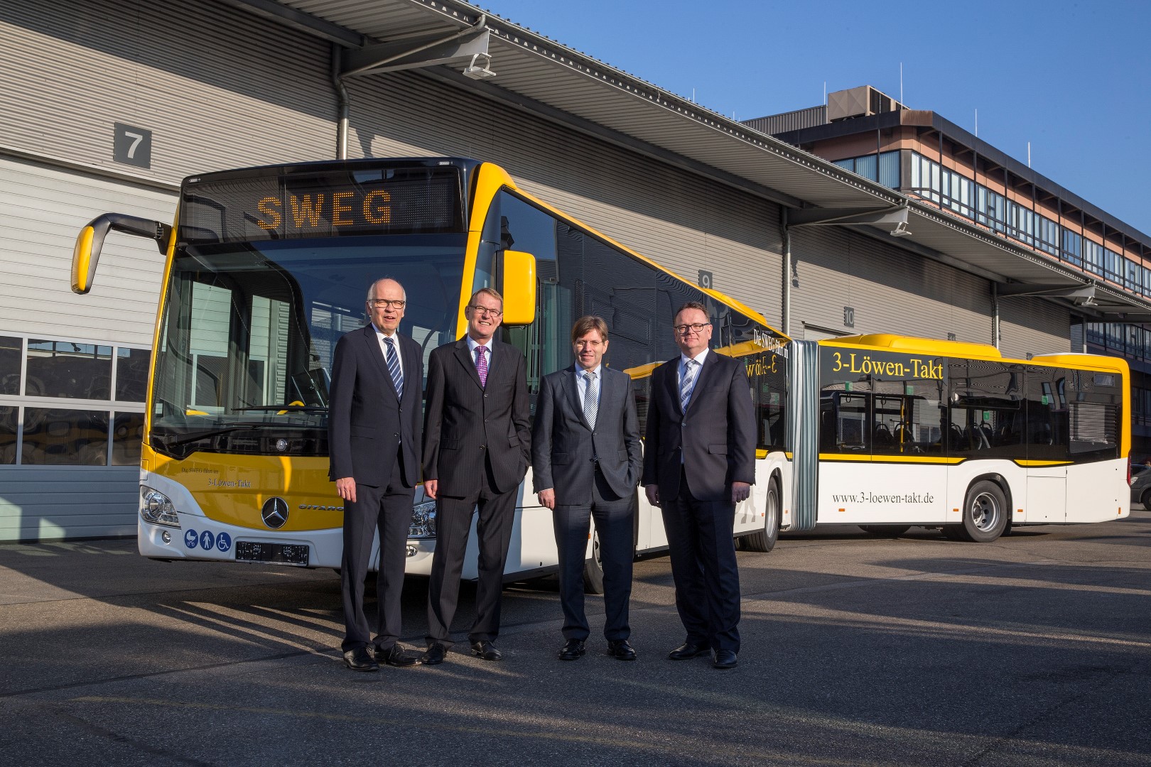 Ulrich Bastert, Leiter Marketing, Vertrieb und Aftersales EvoBus GmbH, Hartmut Schick, Leiter Daimler Buses, Johannes Müller, Vorstandssprecher der SWEG, und Ministerialdirigent Elmar Steinbacher, Abteilungsleiter Verkehr im baden-württem­bergischen Minis