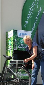 Office-Managerin Meike Büchner lädt ihr E-Bike am Lievelingsweg auf. 