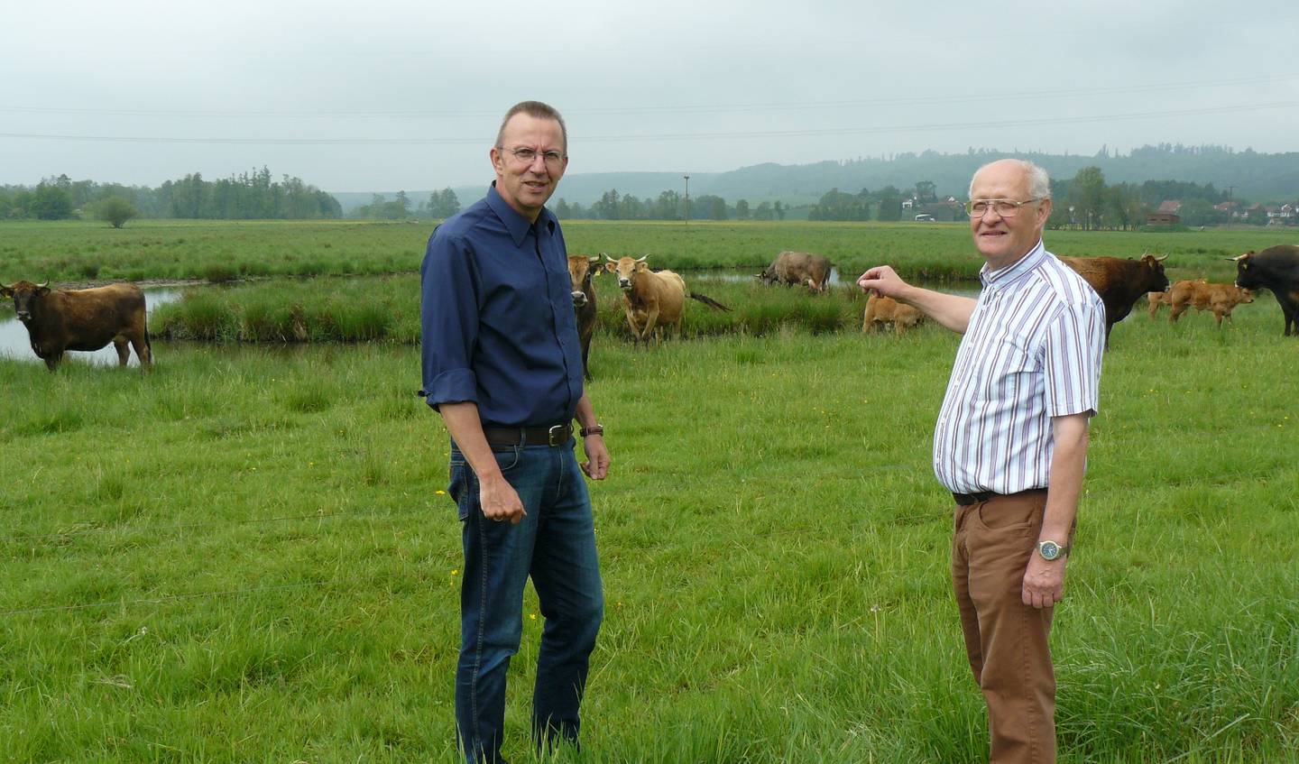 Landrat Joachim Arnold mit Michael Schwarz, Mitglied des Landesnaturschutzbeirates, bei einem Besichtigungstermin in den „Auwiesen von Effolderbach“.