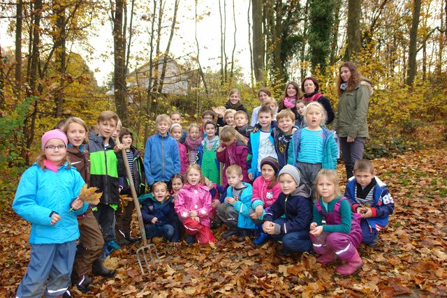 In Nümbrecht haben die erste und die vierte Klasse gemeinsam einen jungen Bergahorn gepflanzt, 