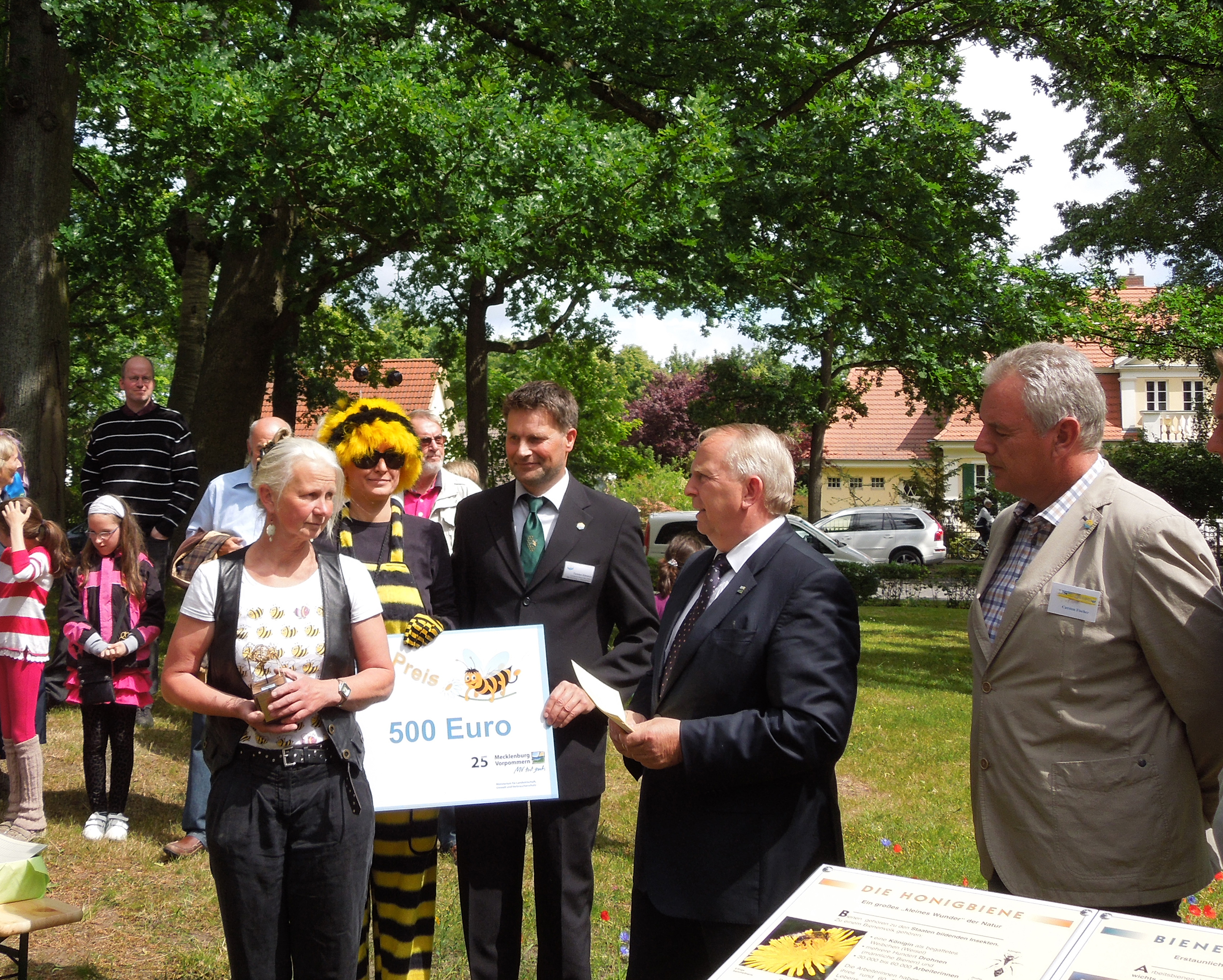 1. Bienenpreis vergeben und Bienenlehrpfad eingeweiht