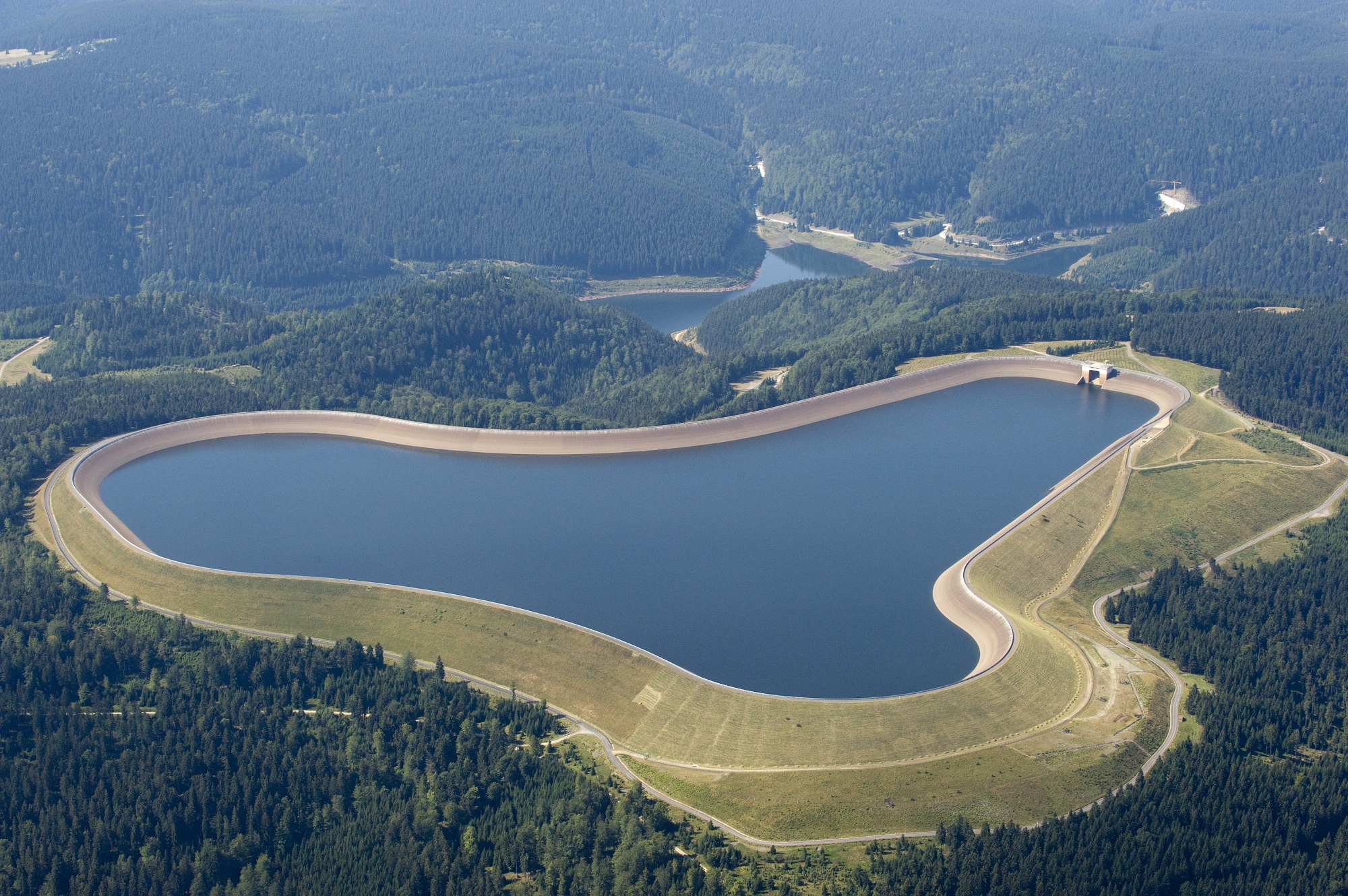 Deutschlands größtes Wasserkraftwerk bekommt einen Sonnenschutz