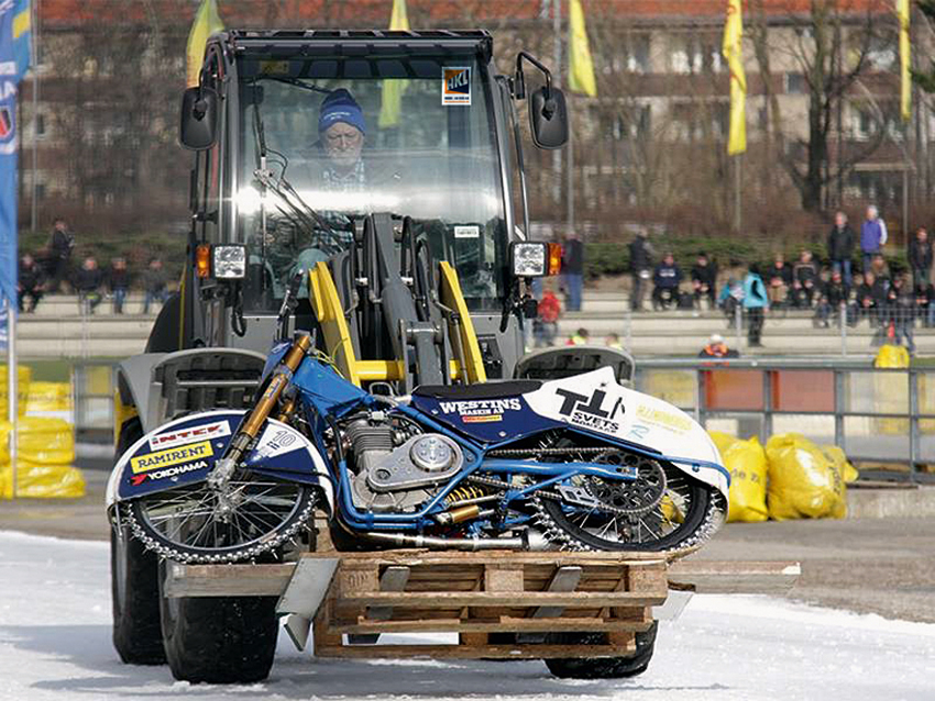 Ein Radlader aus dem HKL MIETPARK transportiert ein verunglücktes Motorrad ab.