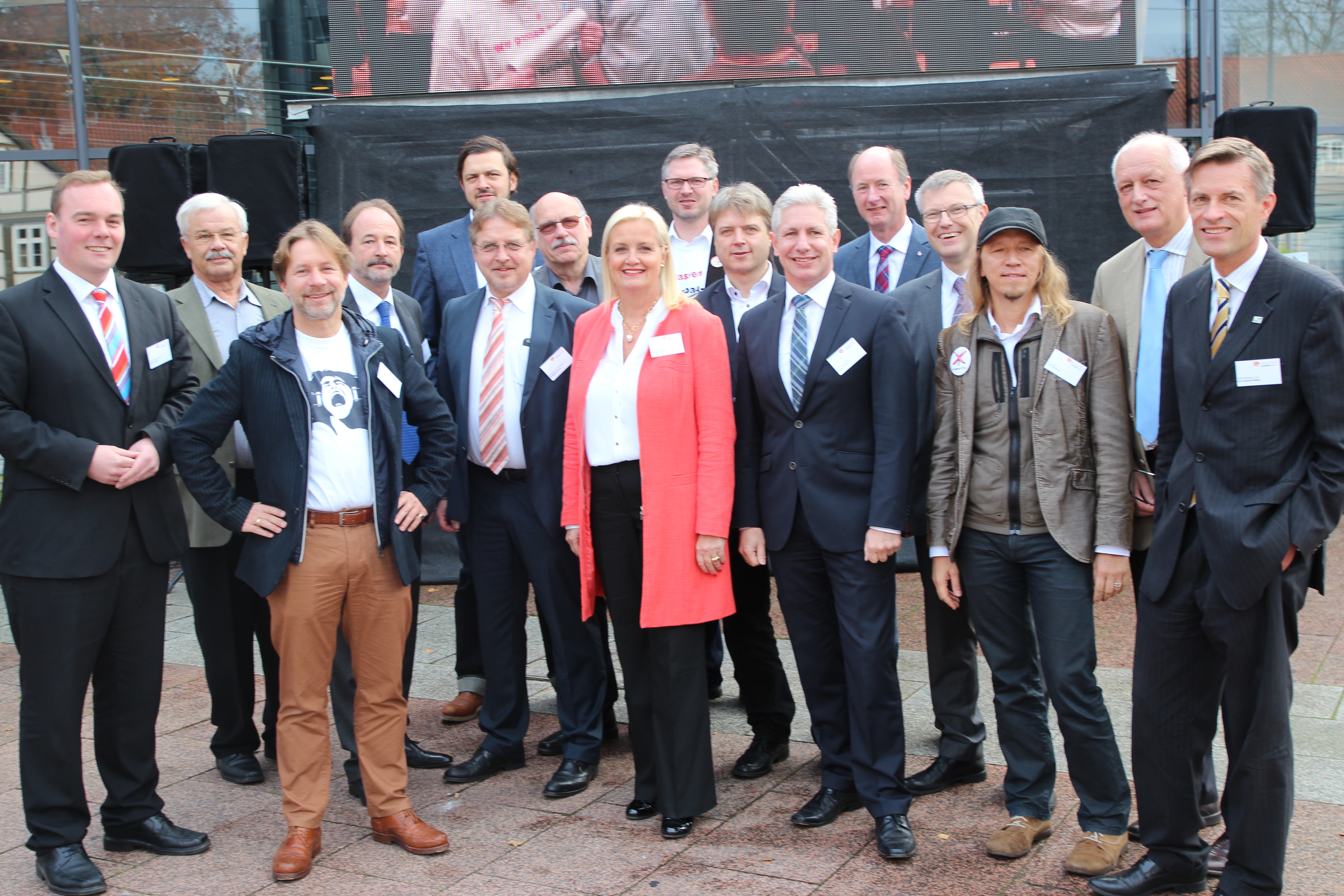 Schulterschluss zwischen Landkreis, Kommunen und Bürgerinitiativen für die Alpha-Variante (von links): Bürgermeister André Wiese, Eberhard Leopold (Bürgerbündnis Nordheide gegen Eisenbahnneubautrassen) Reinhard Crasemann (BI), Robert Isernhagen (Gemeinde 