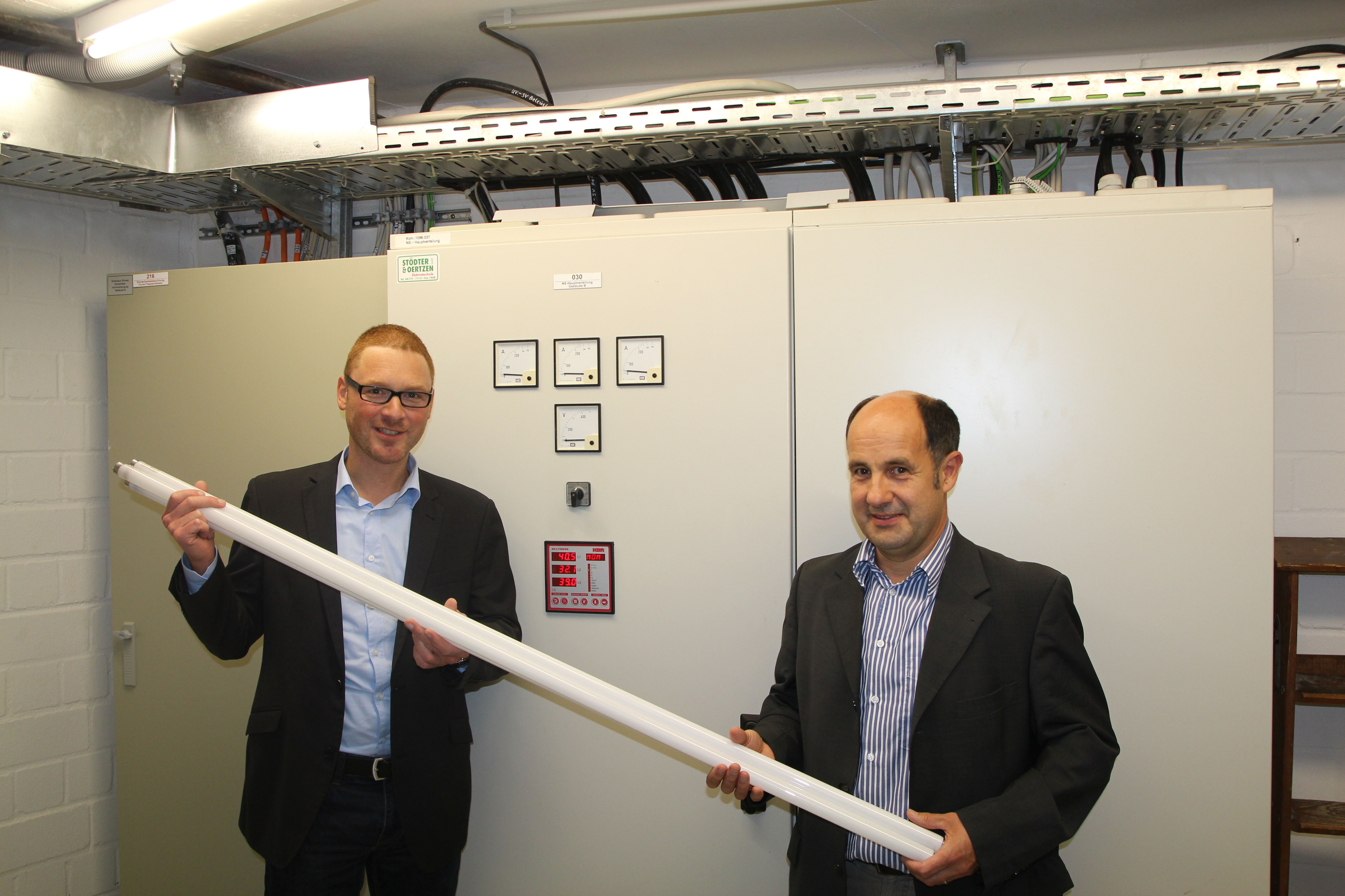 Mit „Dreh ab!“ Technikmängel beheben und Energieverbräuche senken: (von links): Oliver Waltenrath und Jörn Petersen freuen sich über die neue LED-Beleuchtung für die IGS Buchholz. 