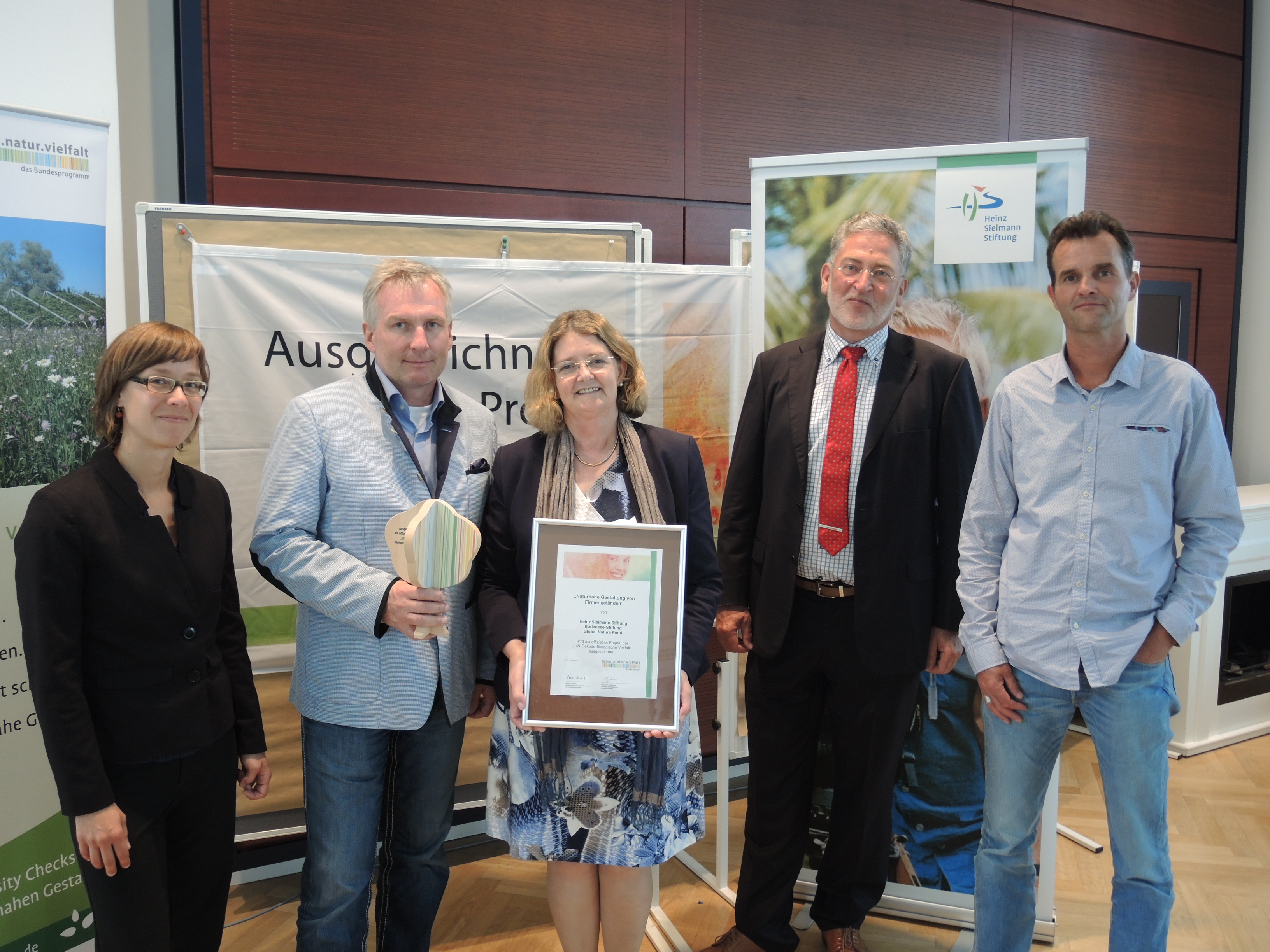 Freuen sich über die Auszeichnung: Projektleiterin Andrea Hoffmann (Heinz Sielmann Stiftung), Michael Beier, Helga Inden-Heinrich, Christian Harder und Volker Kranz (baumrausch GbR), Foto: Matthias Schwincke