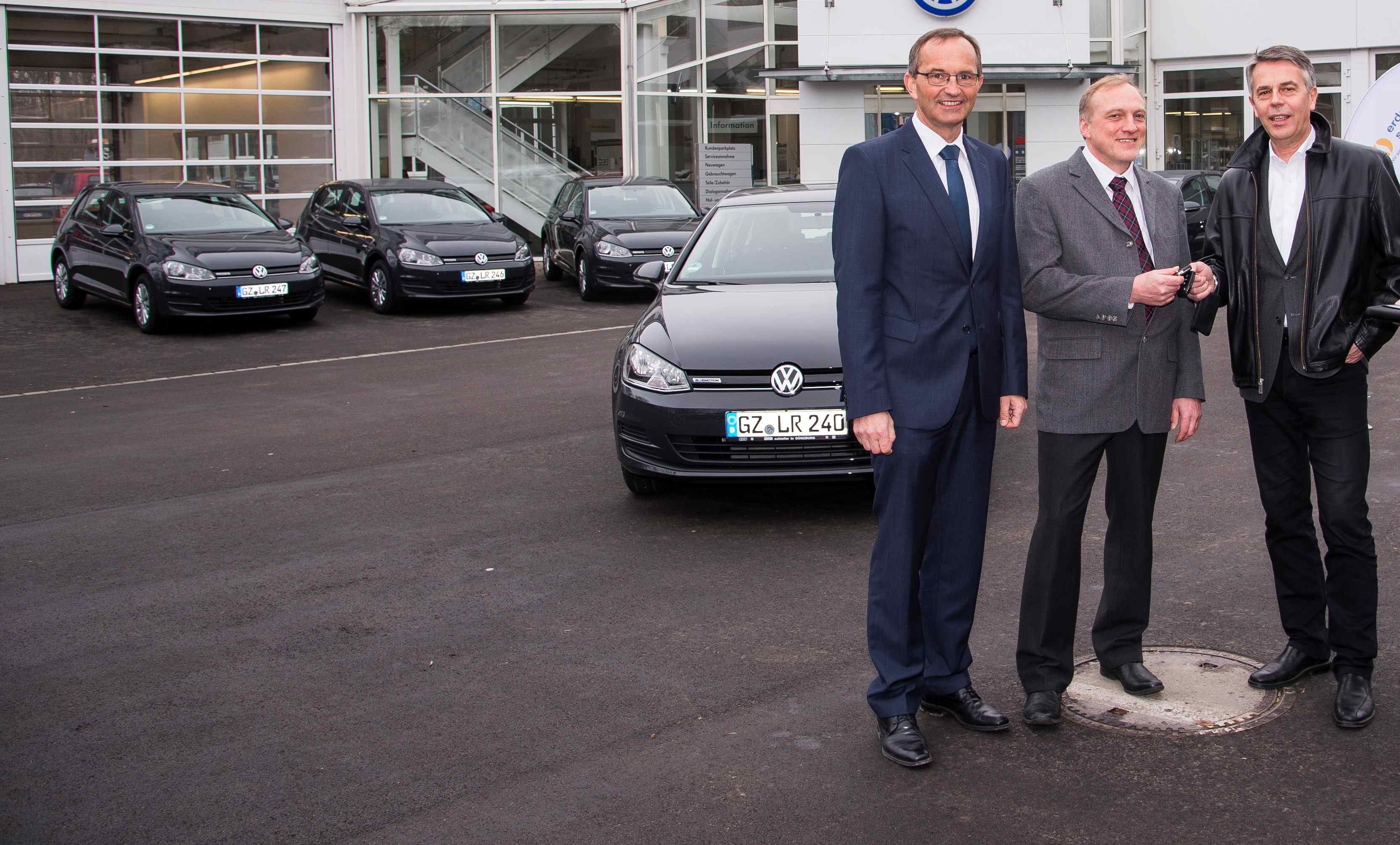 v.l..n.r.: Peter Schleifer (rechts) übergab als Ihnaber des gleichnamigen Günzburger Autohauses die Fahrzeugschlüssel an Alois Sporer (Mitte), dem Leiter des Klimaschutzbüros am Landratsamt. Links auf dem Foto ist Helmut Kaumeier von Erdgas Schwaben; Bild