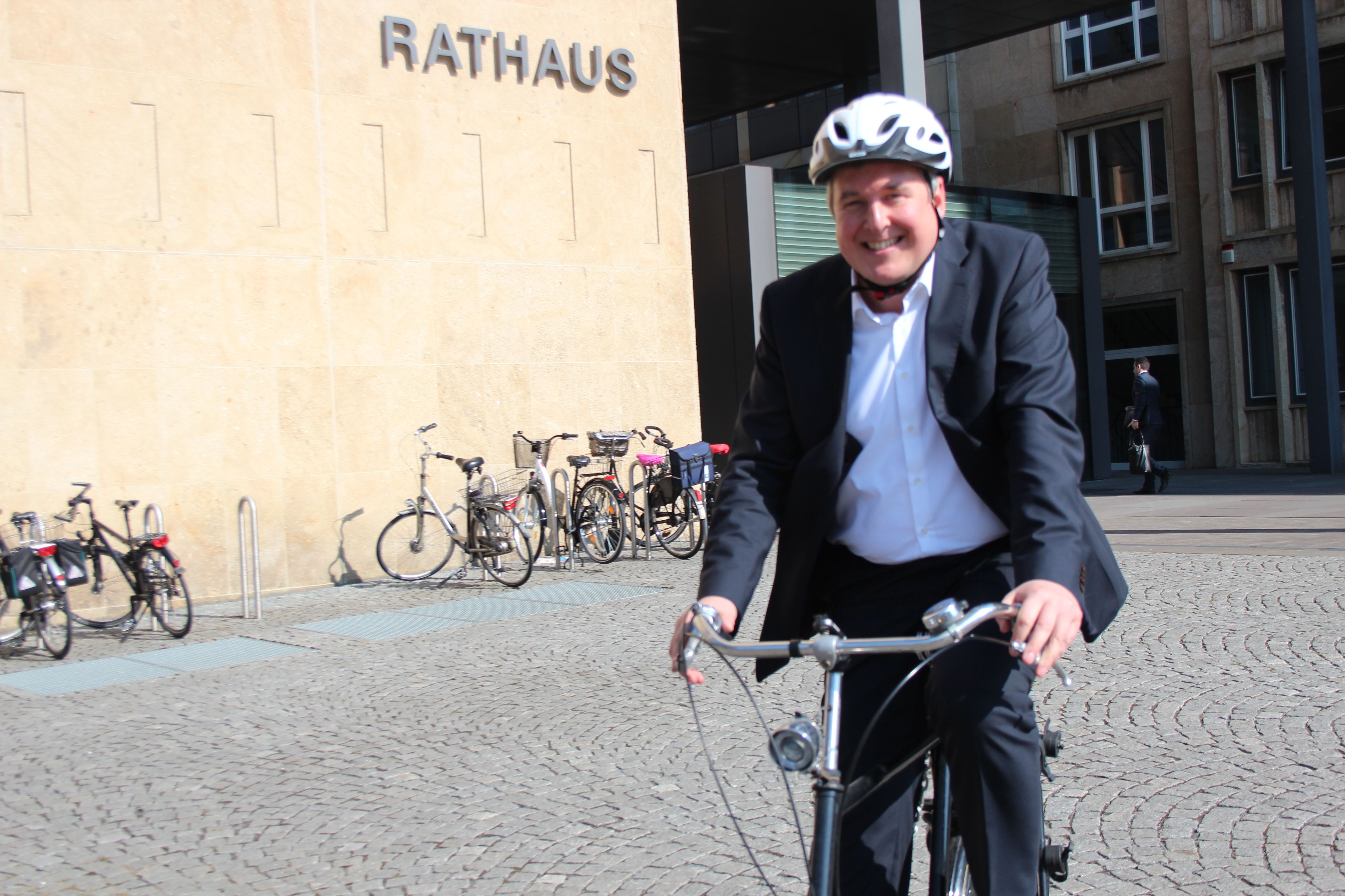 Nutzt das Fahrrad so oft wie möglich:  Bürgermeister Henning Schulz lädt zur Beteiligung an der  Aktion „Stadtradeln“ ein, weil es Spaß macht und der Umwelt und Gesundheit dient.