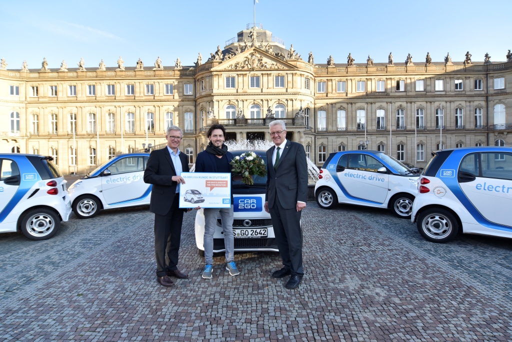 Ministerpräsident Kretschmann und car2go Geschäftsführer Roland Keppler begrüßen den 50.000sten car2go Kunden in Stuttgart