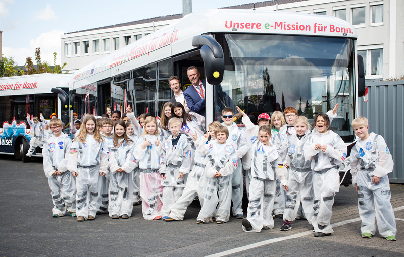 Auf E-Mission in Bonn: Die 'Climate Astronauts' der Gottfried-Kinkel-Grundschule Oberkassel mit Nick Nuttall (UN) und Heinz-Jürgen Reining (SWB Bus und Bahn) beim Start der neuen Bonner Elektrobusse. Foto: Stadtwerke Bonn / Martin Magunia