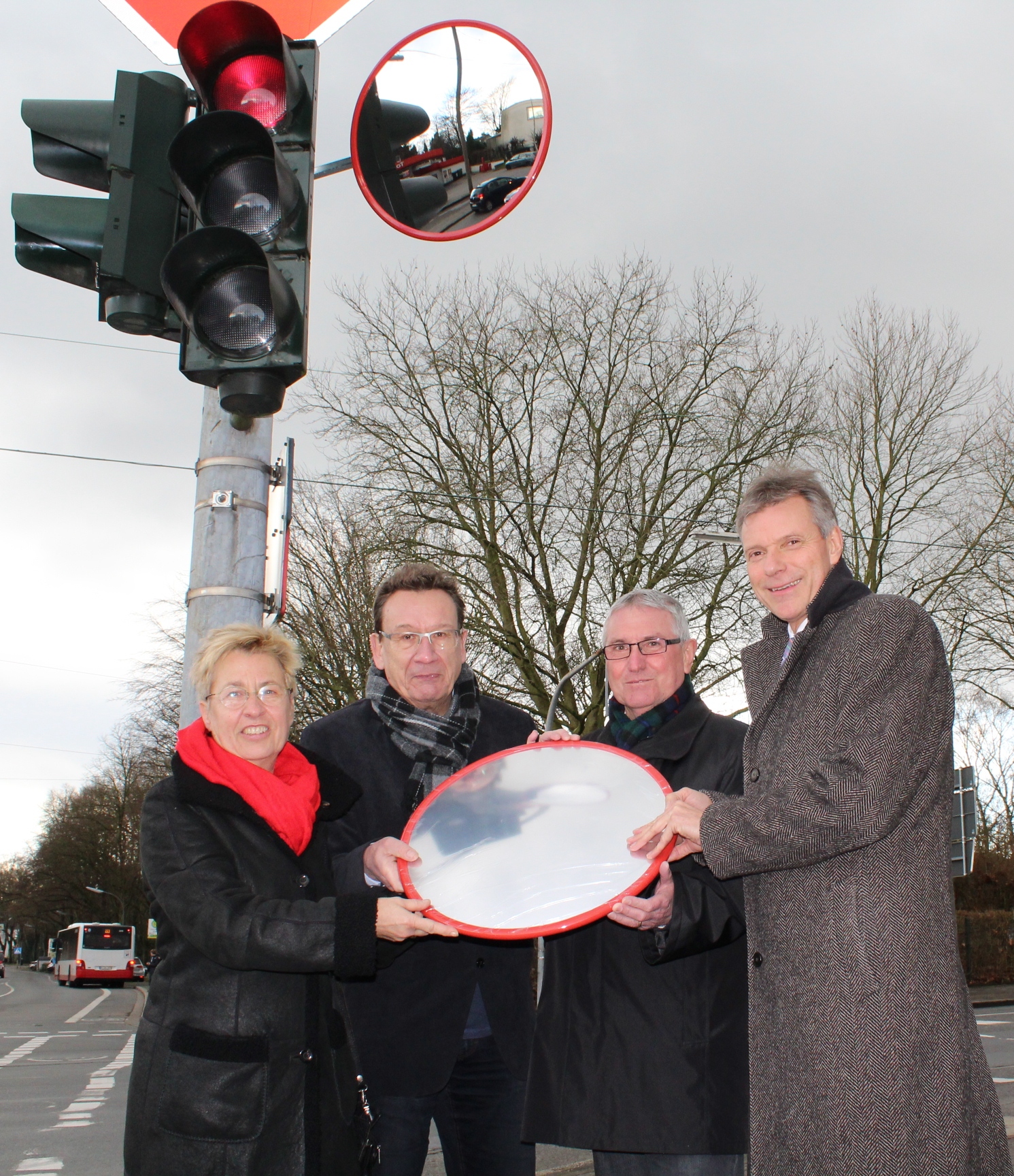 Ein Spiegel ist montiert, drei weitere folgen – die neuen Ampelspiegel präsentierten (v. l.) Christel Dymke und Holger Freitag von den Grünen, CDU-Ratsmitglied Reinhard Zimmermann und Bürgermeister Christoph Tesche.