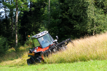 Aebi TT211 mit Doppelmessermähwerk – schonend und sauber - Image