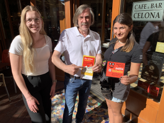 Setzen sich gemeinsam für die Idee der „Netten Toilette“ ein: Sarah Lienig (städtischer Fachbereich Ordnung), Bürgermeister Norbert Morkes und Helen Maroka vom teilnehmenden Lokal „Cafe und Bar Celona“. Foto: Stadt Gütersloh