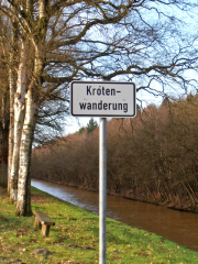 Verkehrsschilder sollen Autofahrer auf die Krötenwanderung aufmerksam machen. Foto: Landkreis Grafschaft Bentheim