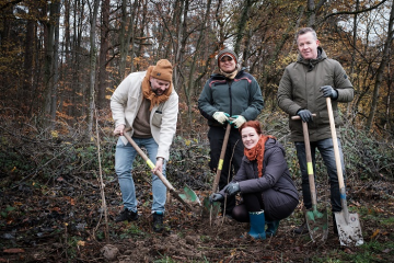 Vereint für die Klimawende im Einsatz: (v.r.) SWB-Geschäftsführer Olaf Hermes, Oberbürgermeisterin Katja Dörner (kniend), Stadtförsterin Julia Johnson und SDW-Geschäftsführer Christoph Rullmann. (Foto: Martin Magunia/Stadtwerke Bonn)