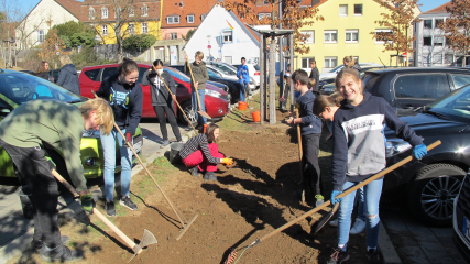 Foto: Ute Meyer Bildunterschrift: Schülerinnen und Schüler der Klasse 7m legen eine Wildblumenwiese an.