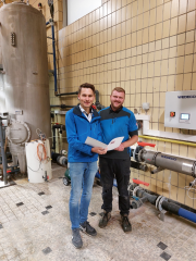 Bildunterschrift: Bürgermeister Finn Thomsen (links) und Wassermeister Martin Eberhardt bei der Besichtigung des Hochbehälters 1 in Großalmerode, der im Rahmen des Kommunalen Wasserkonzepts auch begutachtet wird. Foto: Niklas Euler