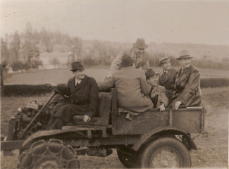 Probefahrt mit einem Unimog-Prototypen ohne Fahrerhaus Ende 1946 im Raum Schwäbisch Gmünd 