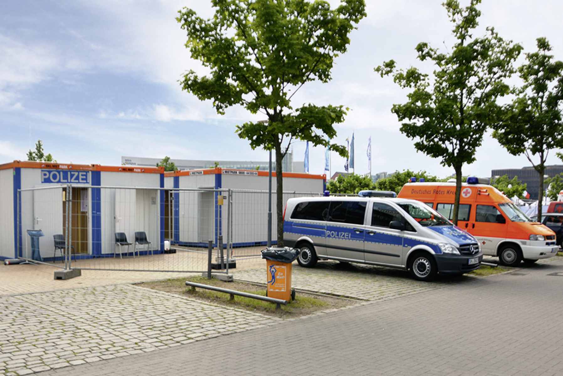 Polizei und Rettungsdienst nutzten die HKL Container als Station und Aufenthaltsraum.