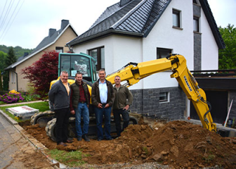 Stehen hinter Yanmar: Frank Thoss, Area Sales Manager Yanmar Deutschland und Polen, Volker Hartlepp, Geschäftsführer Volker Hartlepp e.K., Ralf Nestler, Beratung und Verkauf SK Baumaschinen und Steffen Mundt, Baumaschinist Volker Hartlepp e.K. (v.l.n.r.).