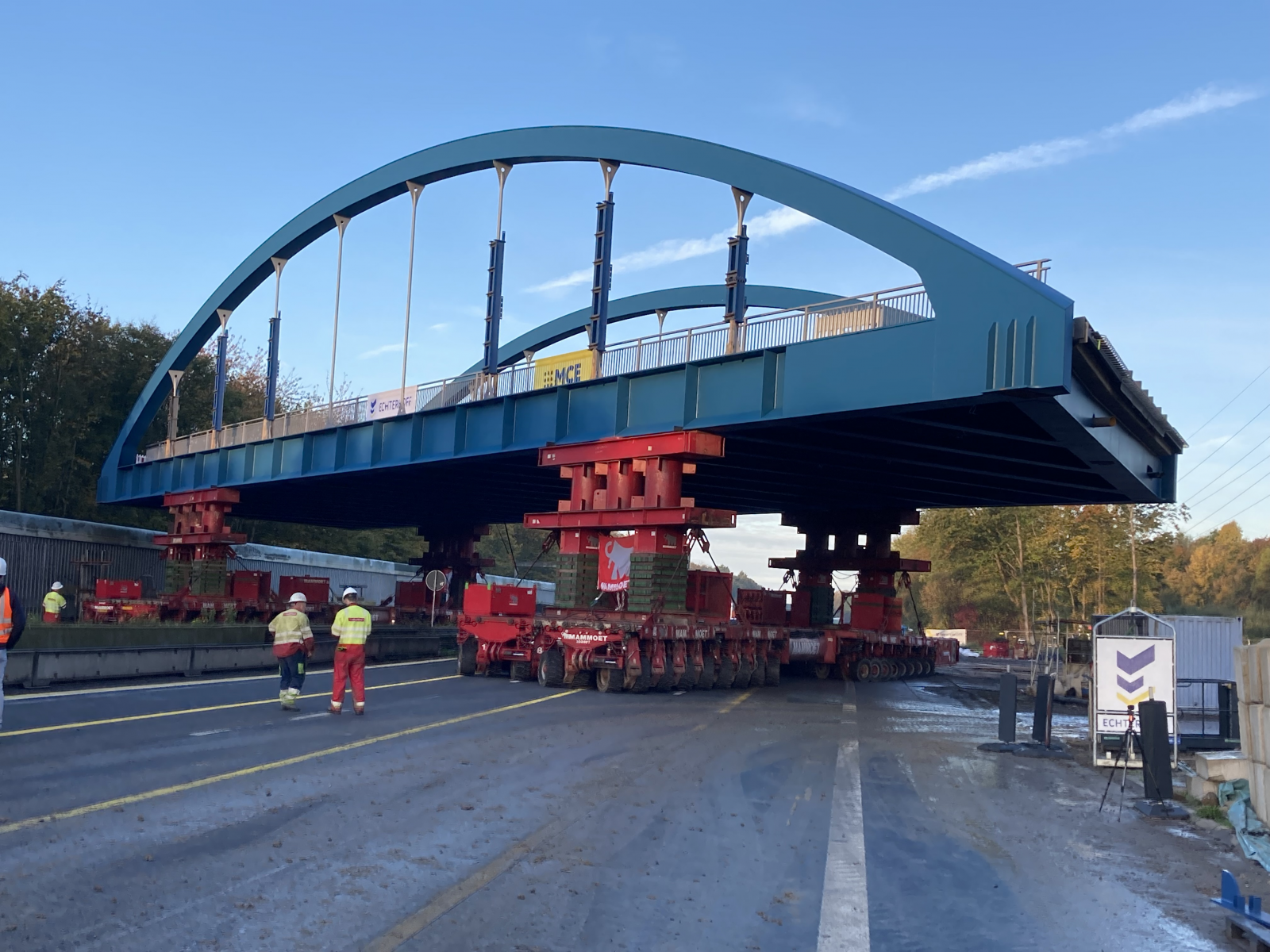 A2: 1650 Tonnen schwere neue Brücke bei Kamen eingehoben