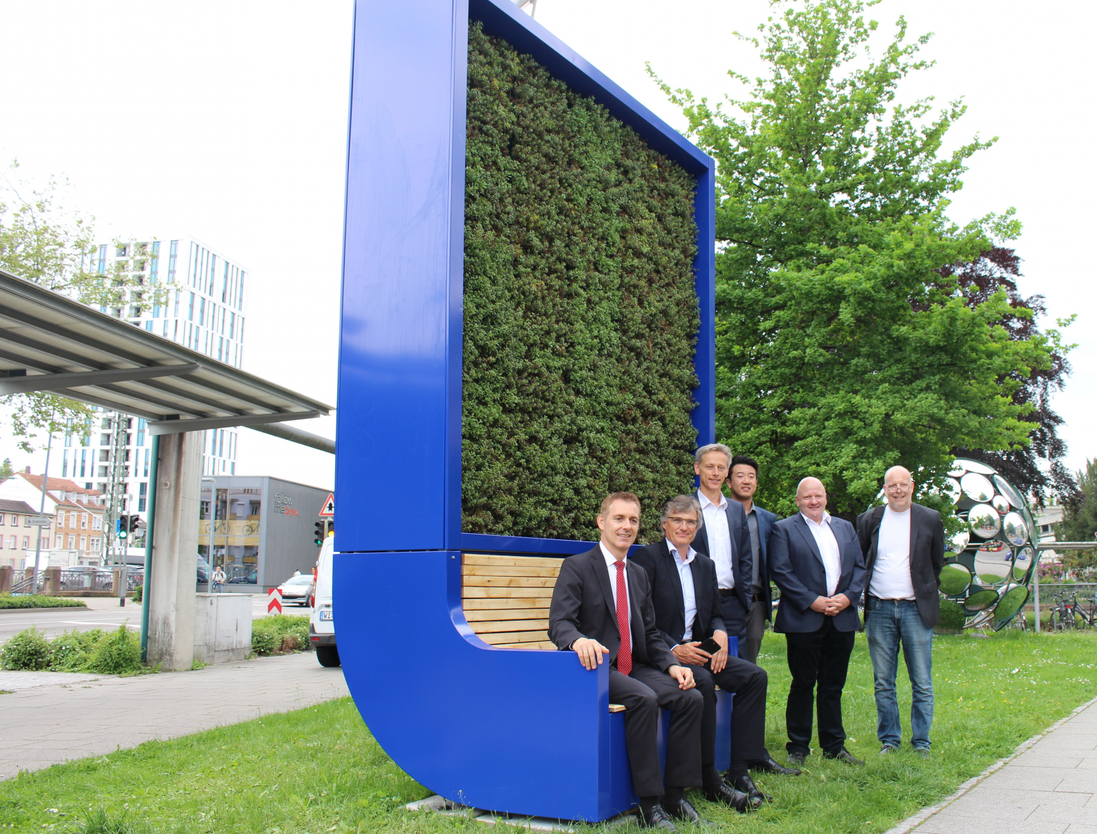 Badenova pflanzt den City Tree: Moos reinigt Stadtluft