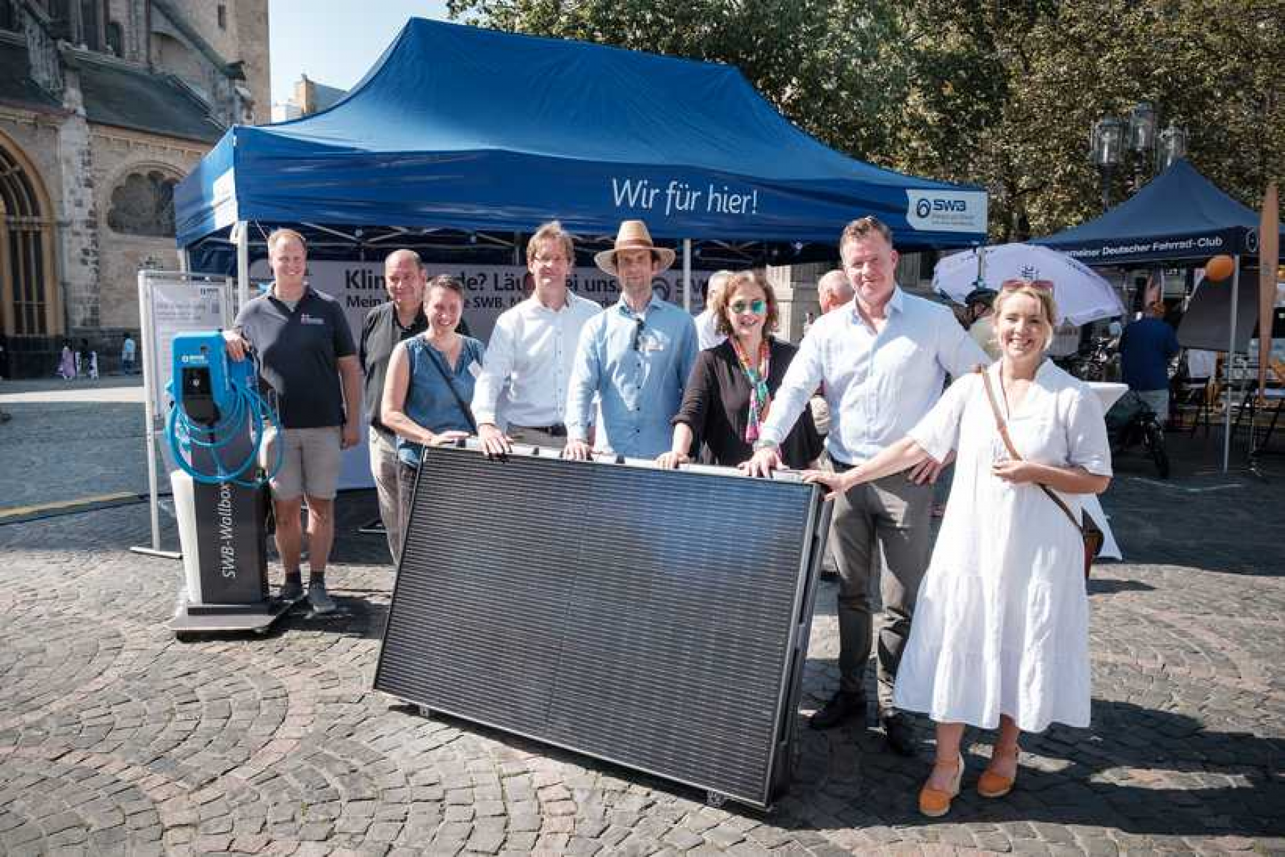 Vertreterinnen und Vertreter von Stadtwerken, Stadt, der Bonner Energie-Agentur sowie der Verbraucherzentrale NRW informierten auf dem Münsterplatz über klimafreundliches Bauen, Wohnen und Sanieren. (Foto: Martin Magunia/SWB)