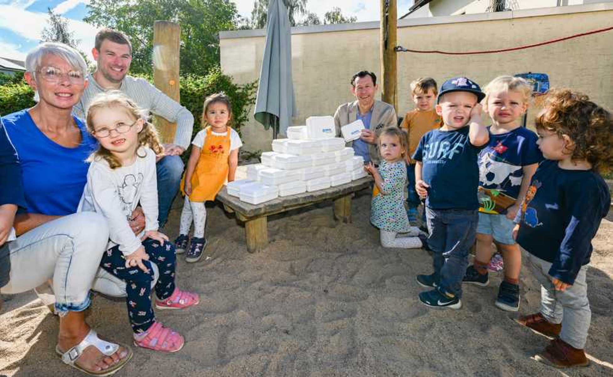 Über die nachhaltigen Brotdosen freuen sich nicht nur die Kitakinder, sondern auch (v.l.) Einrichtungsleiterin Heike Dohm-Acker, der stellvertretende Leiter des Kindergartennetzwerks Bad Godesberg, Niklas Mast-Jendrzewski, und SWB-Kommunikationsleiter Jür