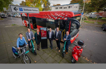 Die digitale Verkehrswende mit BONNmobil haben Sylvia Lier, Geschäftsleiterin TAF mobile, Peter Russ, Regionalmanager TIER und nextbike, Anja Wenmakers, Geschäftsführerin SWB Bus und Bahn, Verkehrsdezernent Helmut Wiesner, SWB-Projektleiter Georg Bechthol