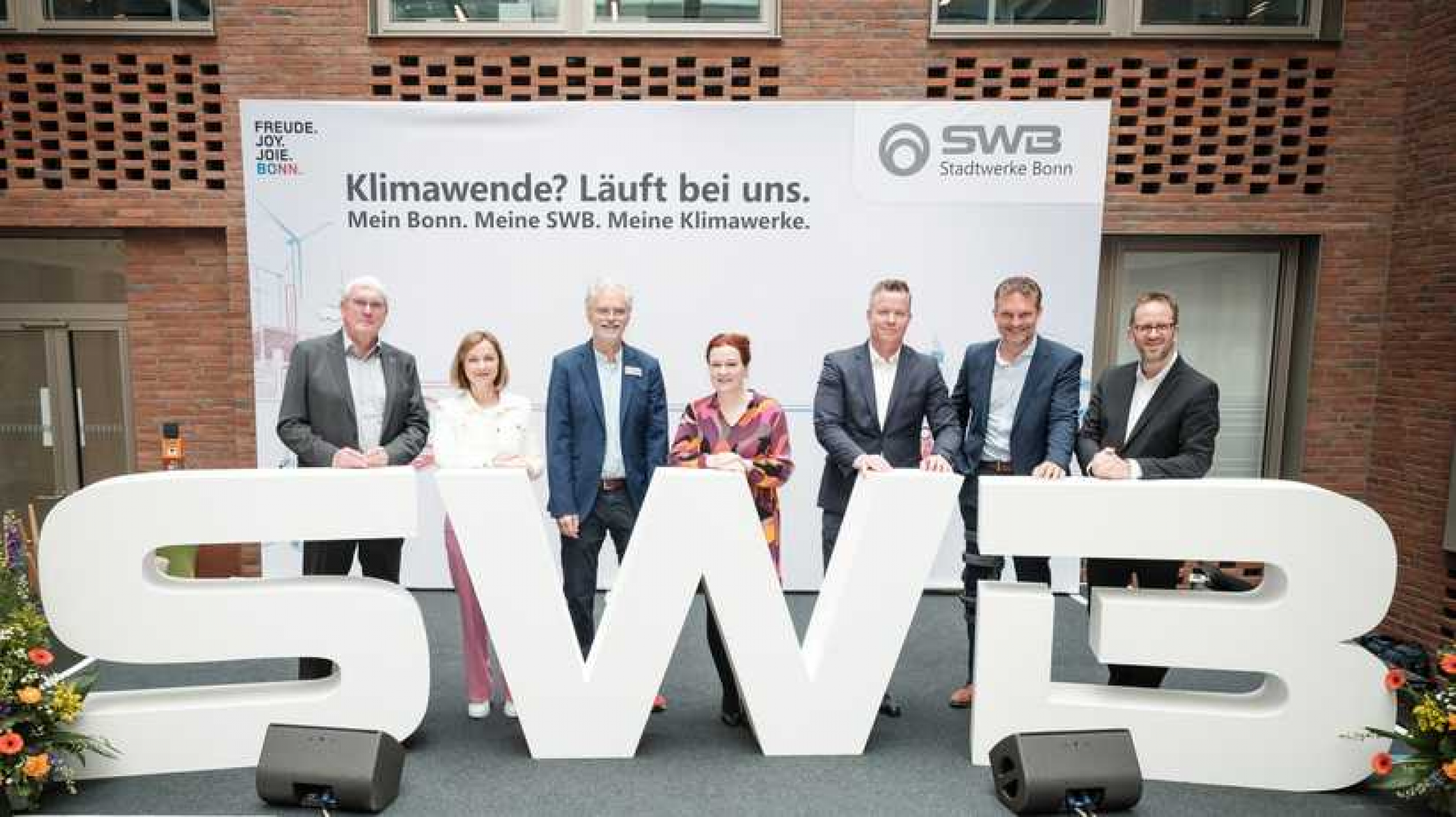 Auf dem Podium: (v.l.) Landrat Sebastian Schuster, Moderatorin Katharina Müller-Stromberg, SWB-Aufsichtsratsvorsitzender Tom Schmidt, Oberbürgermeisterin Katja Dörner, SWB-Chef Olaf Hermes, Moderator Volker Groß und Bundesnetzagentur-Chef Klaus Müller. (F