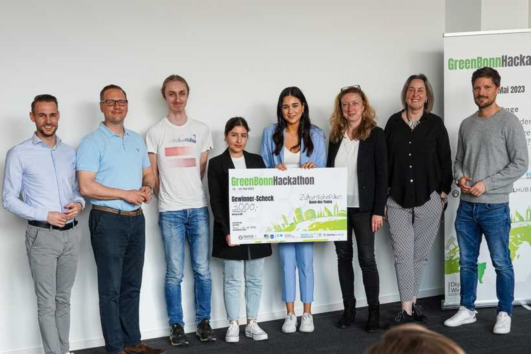 v.l.n.r.: Calvin Deppisch, Mirko Heid, Oscar von Podewils, Asma El Majjaoui, Samar Reguigui, Sandra Speer, Prof. Dr. Michaela Wirtz und Eiko Gerten (Foto: DIGITALHUB.DE/Simon Hecht)