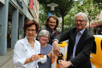 Einweihung der Säule: Dr. Marie-Luise Wolff-Hertwig, ENTEGA Vorstandsvorsitzende, Gabriella Langheinz und Eduard Tröndle, IG Schulstraße, mit Oberbürgermeister Jochen Partsch (v.l.) 