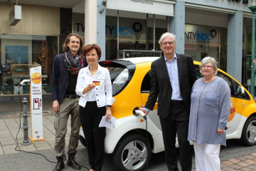 Eduard Tröndle, IG Schulstraße, Dr. Marie-Luise Wolff-Hertwig, ENTEGA Vorstandsvorsitzende, Oberbürgermeister Jochen Partsch und Gabriella Langheinz , IG Schulstraße (v.l.) 