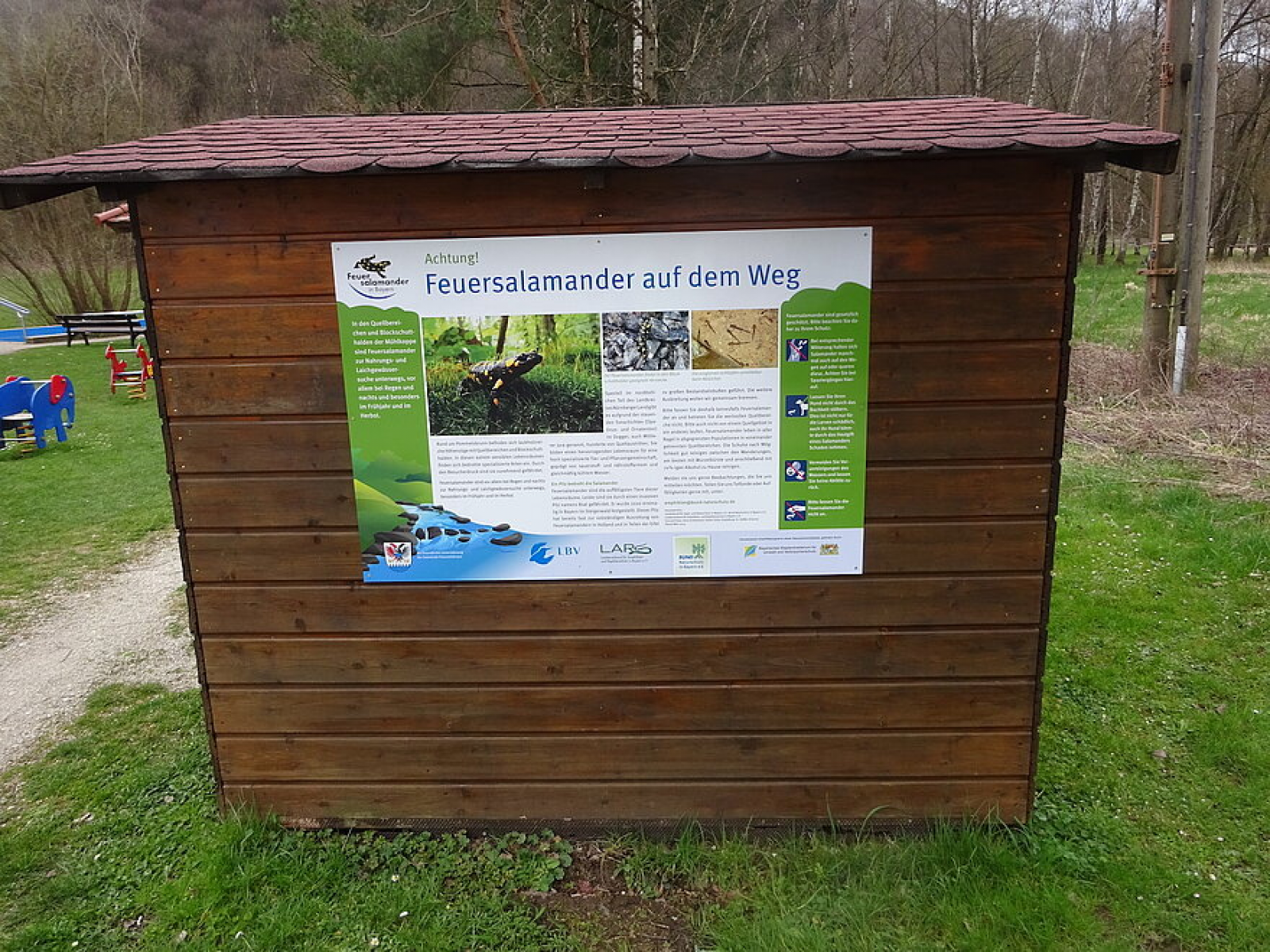 Diese Tafel bei Pommelsbrunn informiert umfangreich über den Feuersalamander und das Artenschutzprogramm. Foto: H. Schwemmer