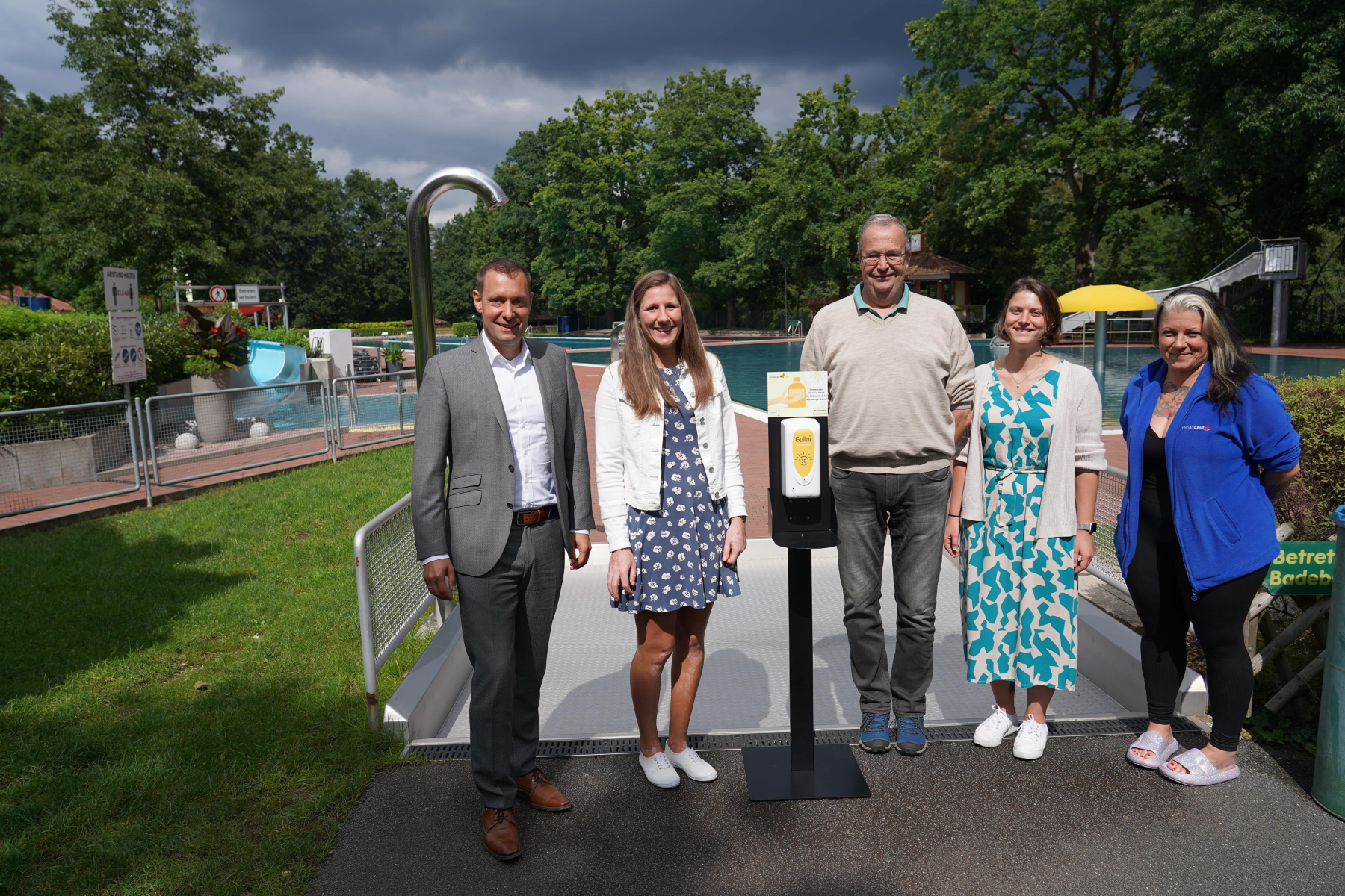 Von links nach rechts: Landrat Armin Kroder, Katharina Eichenmüller von der GesundheitsregionPlus, Dr. Uwe Drochner und Christin Lind vom Staatlichen Gesundheitsamt mit Christina Bazzanella, Betriebsleitung des Laufer Freibads, und dem neuen Sonnenmilchsp