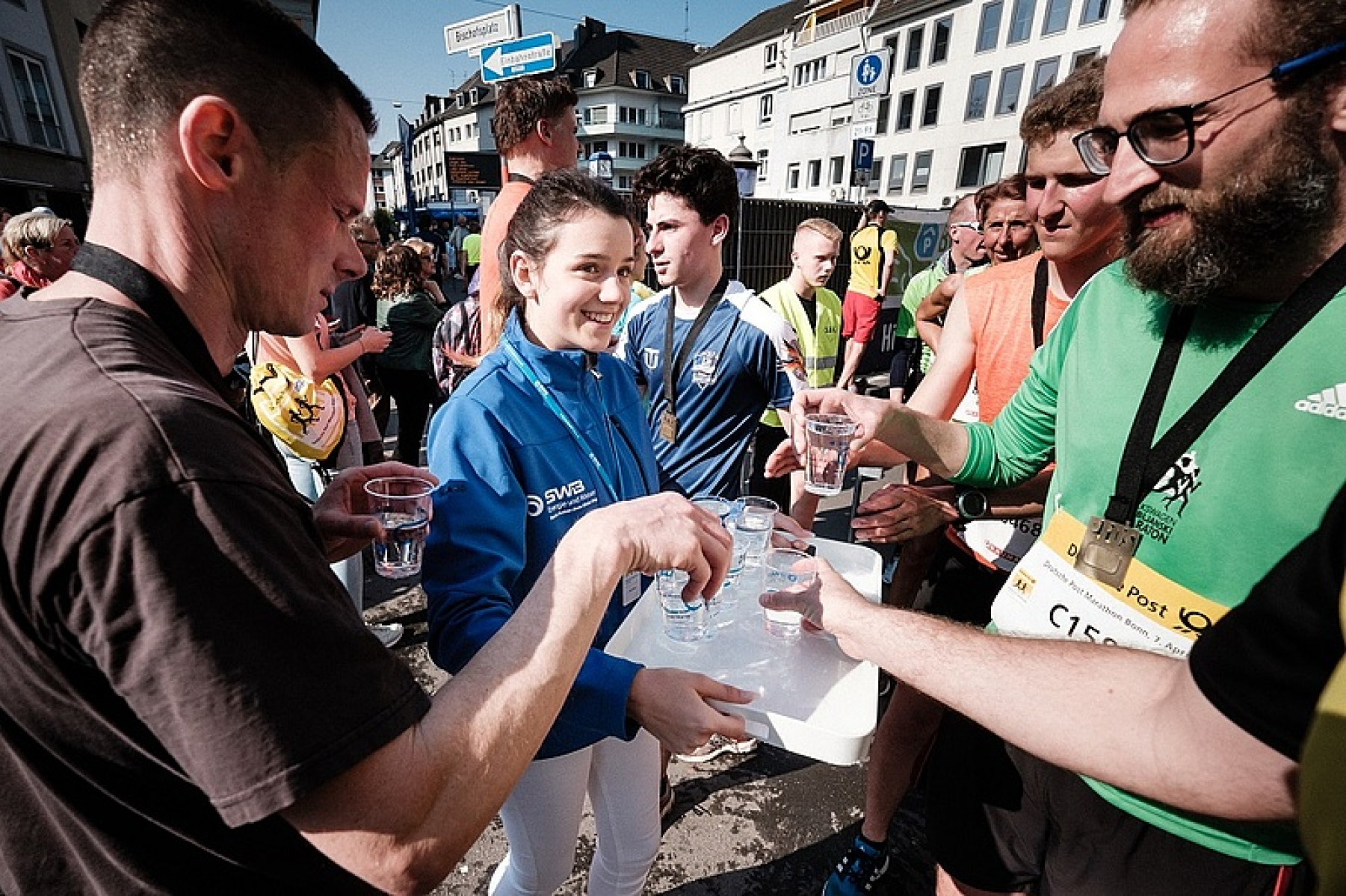 Wasserwagen erfrischt Marathon-Läufer