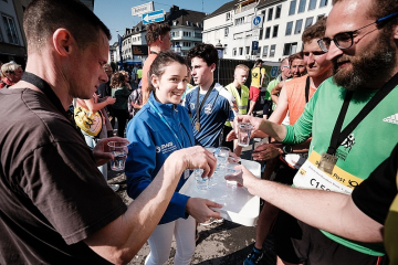 Wasserwagen erfrischt Marathon-Läufer - Image