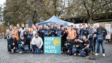 Fast 40 SWB-Azubis waren am Freitag, 23. September, mit einem Infostand auf dem Bonner Münsterplatz. Sie gaben Interessierten Auskunft über die diversen Ausbildungsangebote bei einem der größten Arbeitgeber Bonns. (Foto: SWB/Martin Magunia)