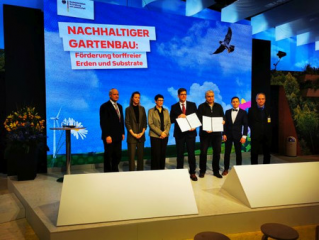 Von li. n. re.: Manfred Kohl (LWK NRW), Nele Marx (LWK NRW), Silvia Bender (StS BMEL), Dr. Arne Dahlhoff (LWK NRW), Christoph Hintze (LVG Heidelberg), Simon Busse (FNR), Dr. Thomas Schmidt (BMEL). Foto: FNR/Niehoff