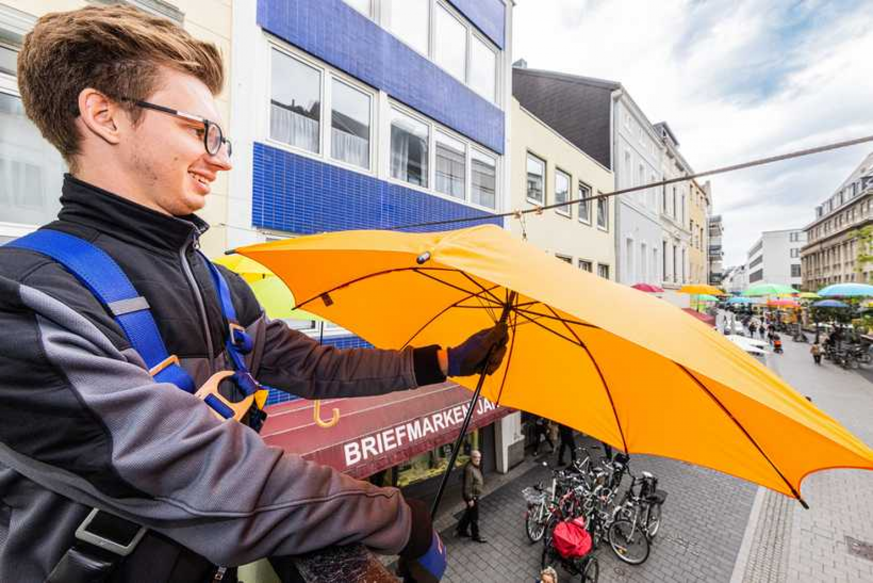 SWB-Mitarbeitende verschönern die Friedrichstraße für die anstehenden SDG-Tage. Foto: Böschemeyer/SWB