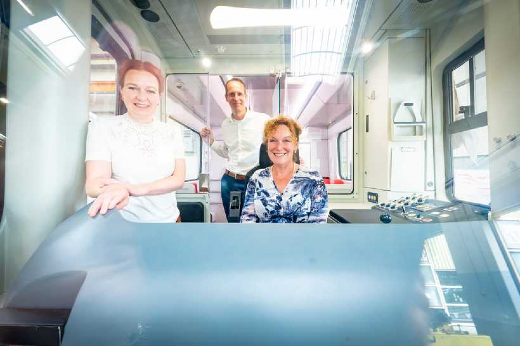 Oberbürgermeisterin und Aufsichtsratsvorsitzende von SWB Bus und Bahn, Katja Dörner, mit Bereichsleiter Bernt Junker und Geschäftsführerin Anja Wenmakers im Cockpit des Nachbaus der neuen Stadtbahnen. (Foto: Benjamin Westhoff/Stadtwerke Bonn)