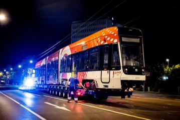 In einer nächtlichen Aktion wurde die zweite von insgesamt 28 neuen Niederflurbahnen der SWB in Bonn-Beuel empfangen. (Fotos: Benjamin Westhoff/SWB).