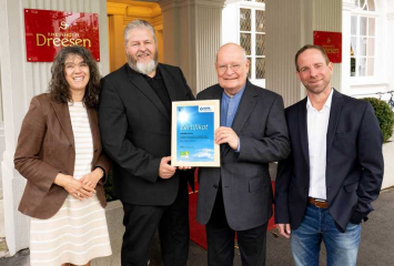 v.l.n.r.: SWB-Kundenbetreuerin Colette Portz, Geschäftsführer Thomas Döbber-Rüther, Inhaber Fritz Dreesen und SWB-Projektleiter Axel Gerhartz (Foto: Benjamin Westhoff/SWB)