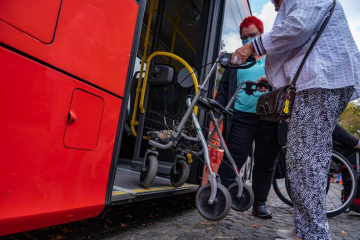 Ute Schlömer unterstützte Fahrgäste beim Benutzen der Gehilfen am Bus. (Foto: SWB Bus und Bahn)