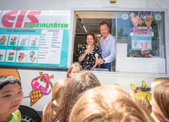 An die Dritt- und Viertklässler der Clemens-August-Straße haben OB Dörner und SWB-Chef Hermes anlässlich der Vergabe der Klimaführerscheine auch Eis ausgegeben. (Foto Benjamin Westhoff/SWB)