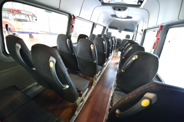 Bestnoten für Schülerverkehr: Der Sprinter Transfer 45 ist zum attraktiven Preis in einer eigens ausgestatteten Schulbusversion bis Oktober verfügbar.