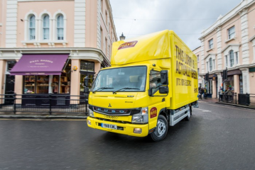 Daimler Trucks übergibt erste vollelektrische FUSO eCanter Lkw an Kunden in Großbritannien - Image