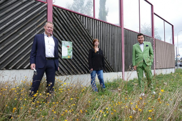 Bürgermeister Ralf Möller, Anette Jung vom Umweltamt und Matthias W. Send besichtigen die Flächen (v.l.).