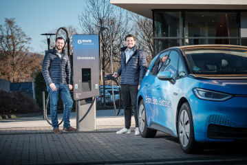 Marius Klein (l.) und Stephan Koch vom E-Mobilitätsteam der SWB präsentieren einen der ersten DC50-Schnelllader an der Donatusstraße in Plittersdorf. (Foto: SWB/Martin Magunia)